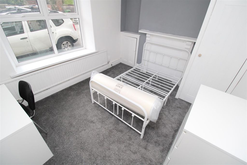 Property photo 1 of 6 Modern Bright Bedroom With Sleek Grey Carpet...
