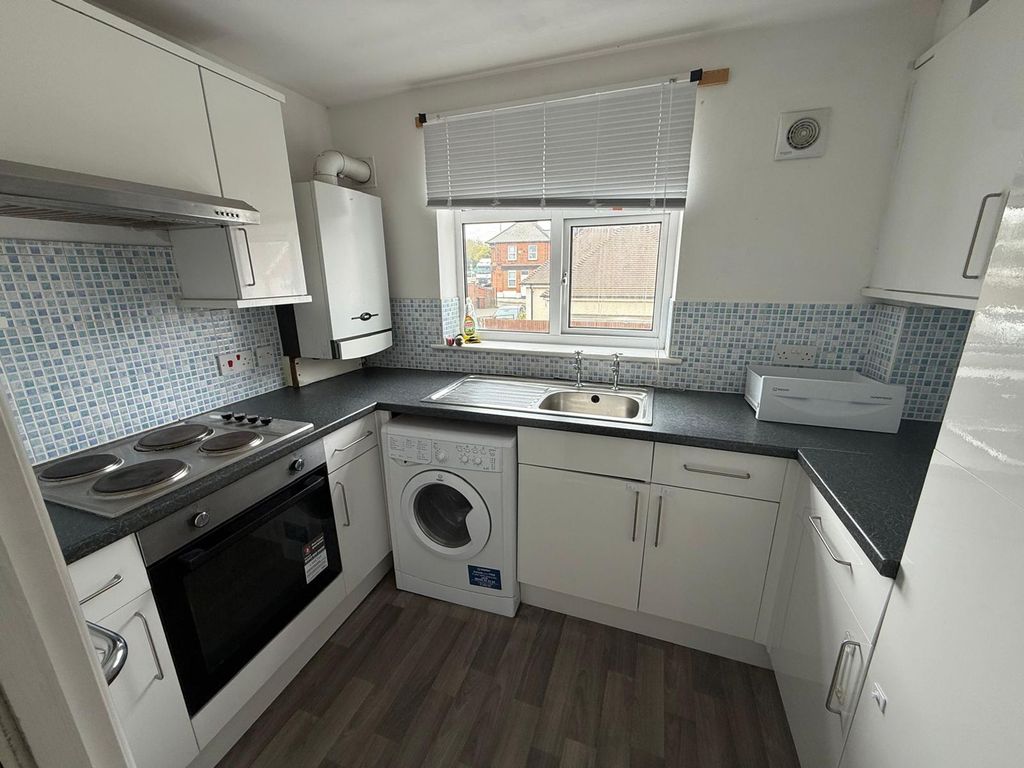 Property photo 3 of 11 Kitchen