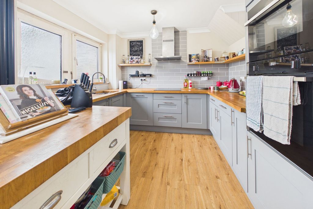 Property photo 2 of 25