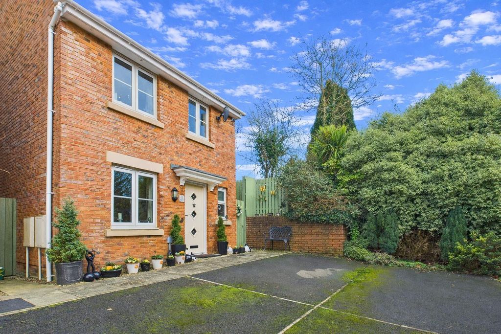 Property photo 1 of 18 Parking