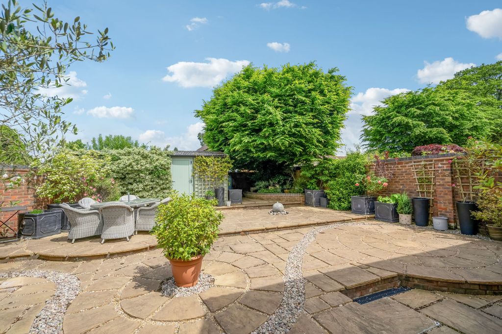 Property photo 2 of 13 Garden