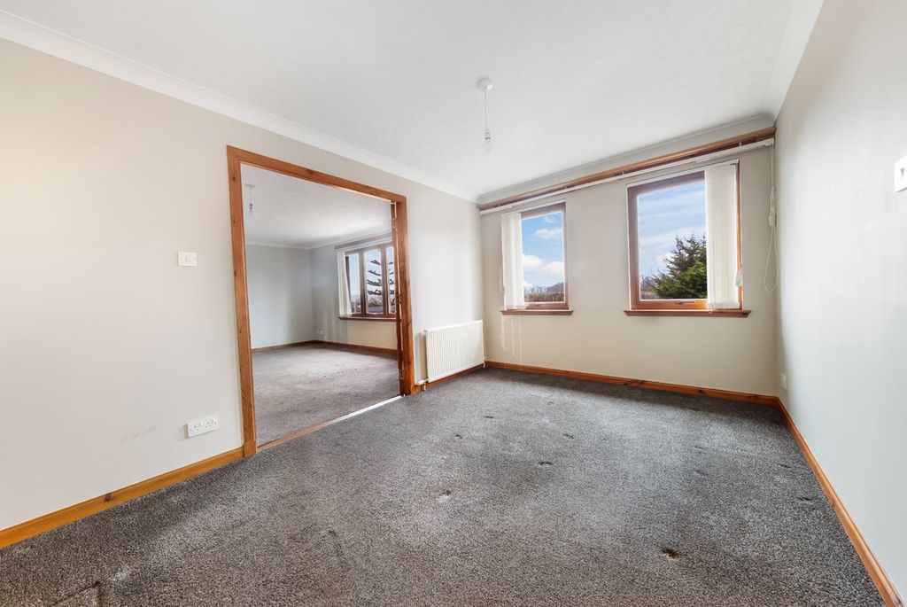 Property photo 3 of 32 6 Meadowbank (1)