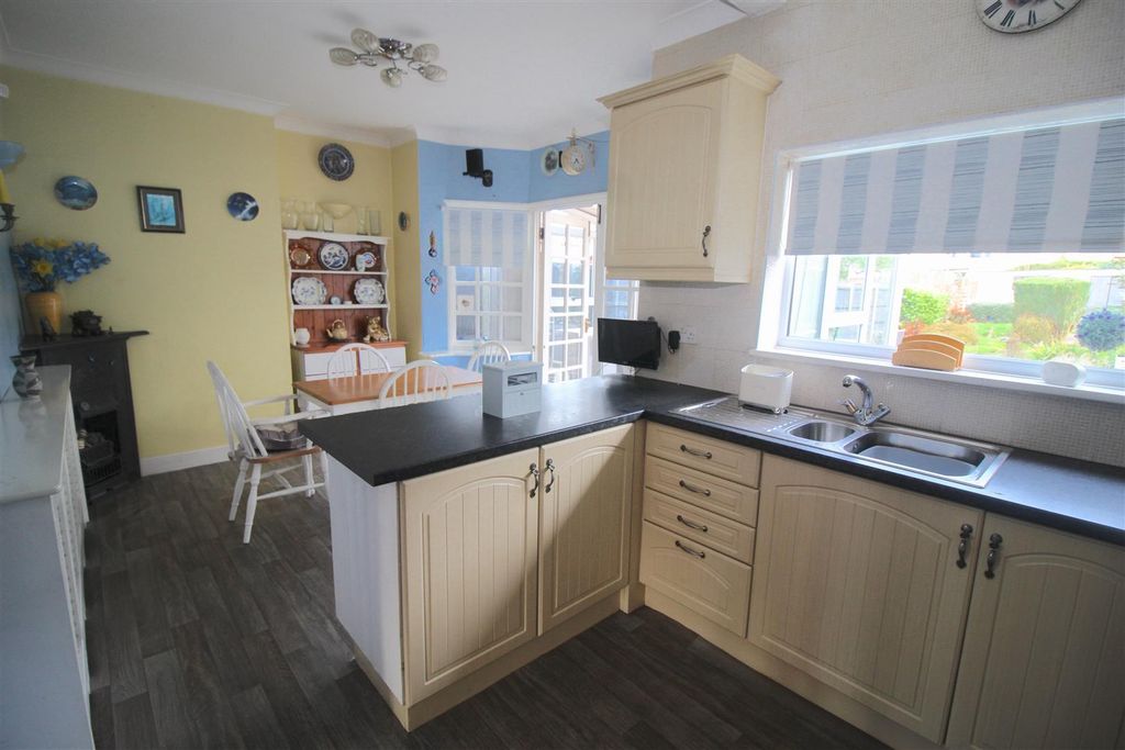 Property photo 2 of 11 Kitchen