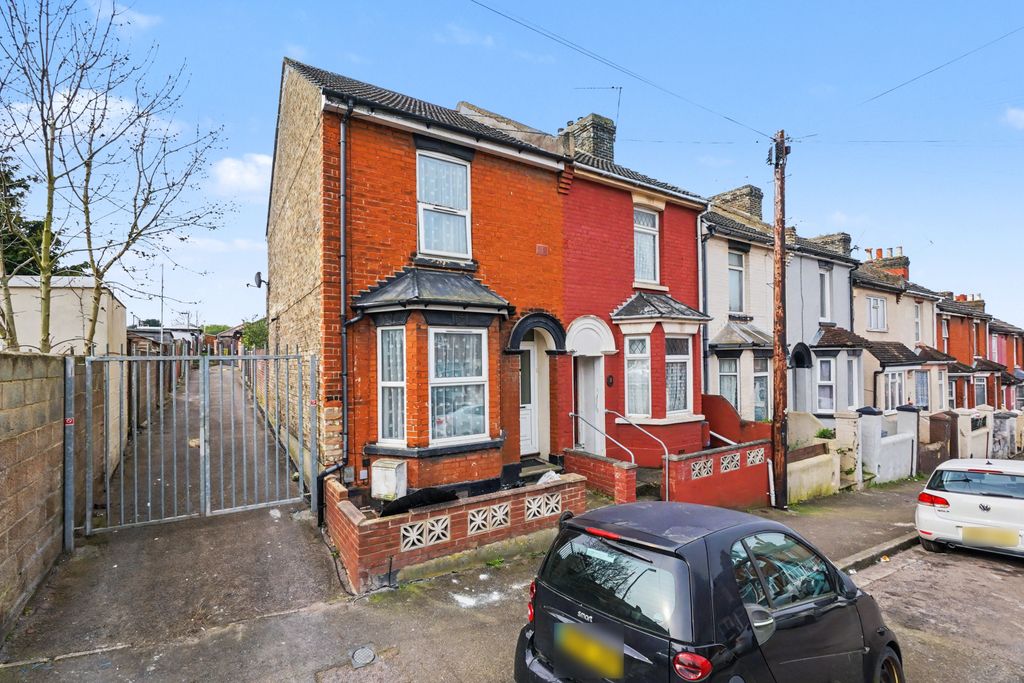 Property photo 1 of 10 3 Bedroom House For Rent