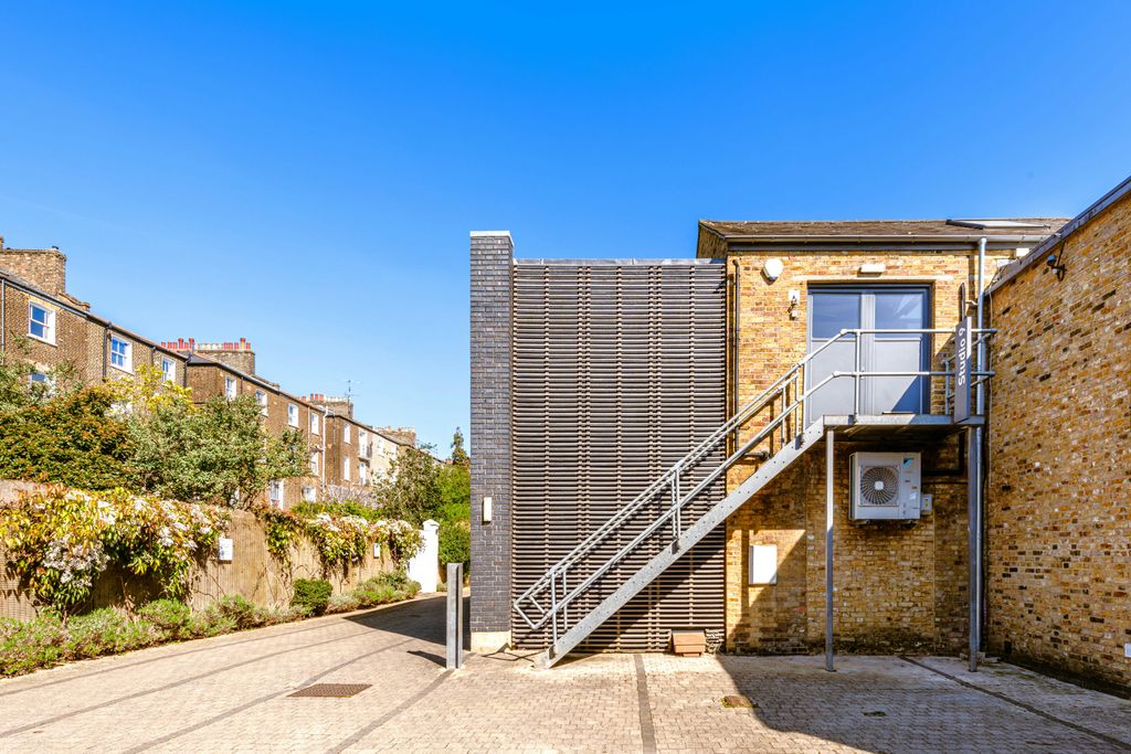 Property photo 2 of 11 B_St Pauls Cres 44 U9 15.Jpg