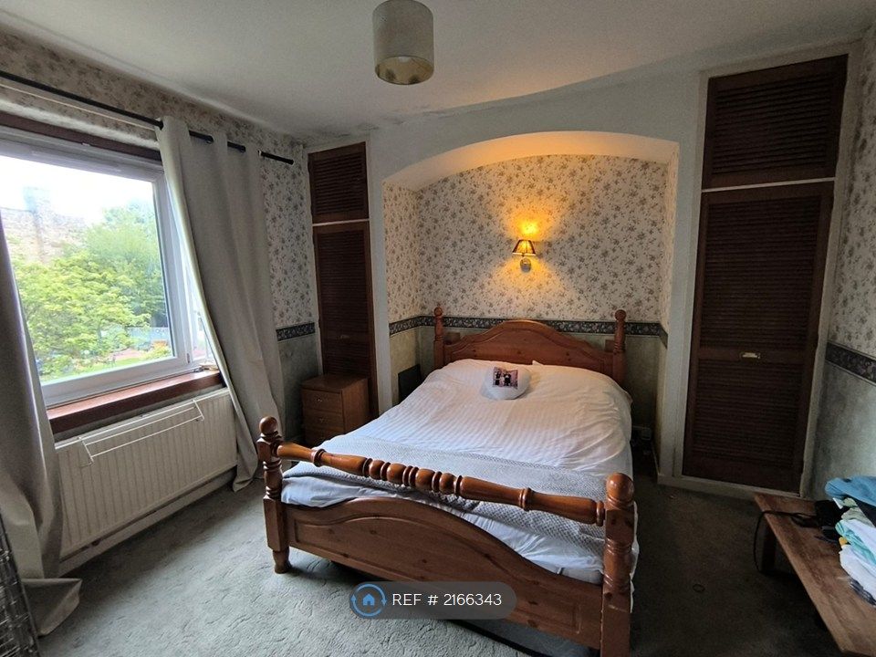 Property photo 3 of 11 Large Bedroom