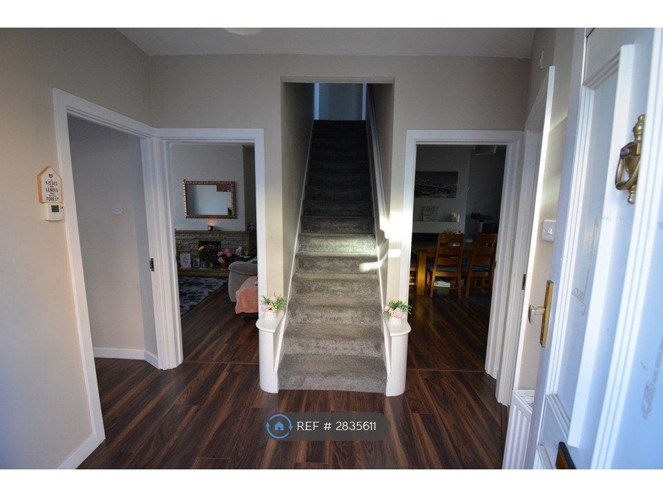 Property photo 3 of 10 Hall