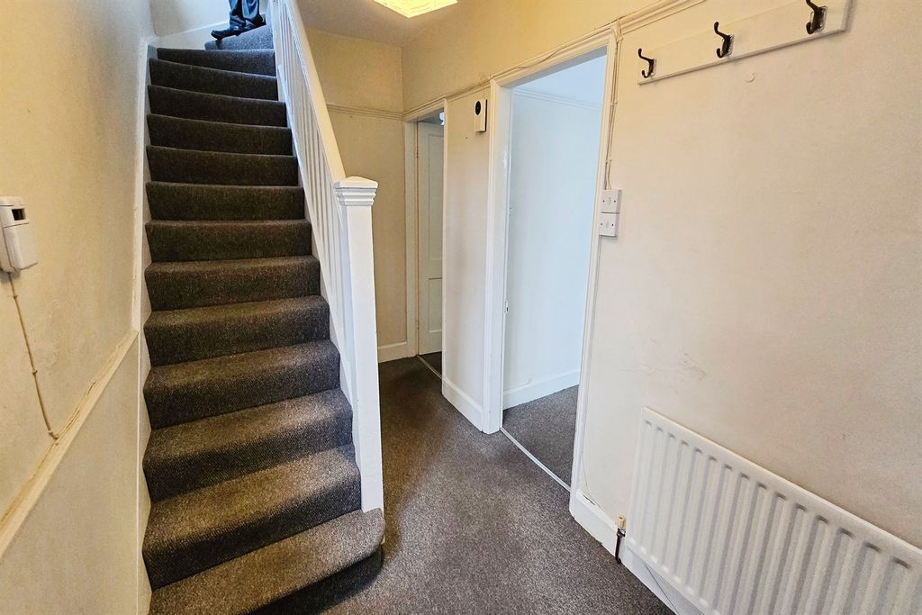 Property photo 3 of 11 Hall