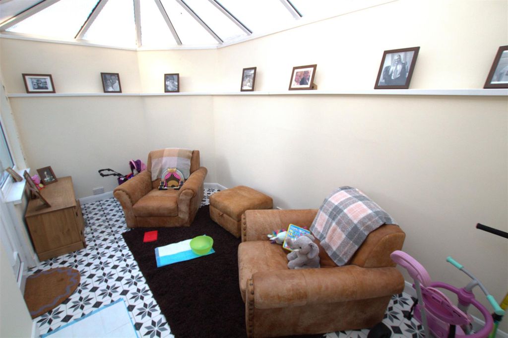 Property photo 3 of 9 Garden Room.Jpg