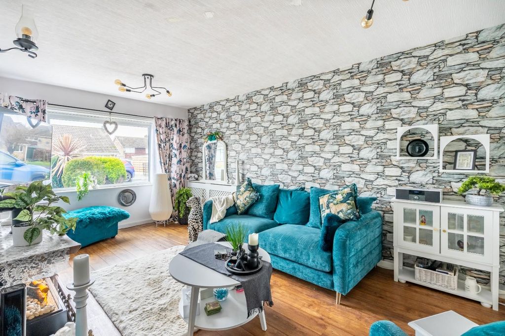 Property photo 2 of 16 9 Wordsworth Crescent-3.Jpg