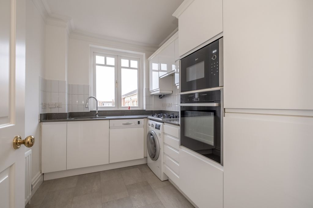 Property photo 2 of 13 Leicester-Court-0...