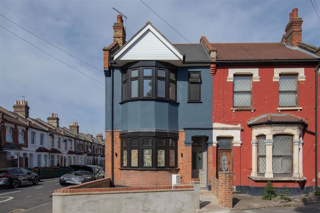 Property photo 1 of 33 Reginald Road, E7