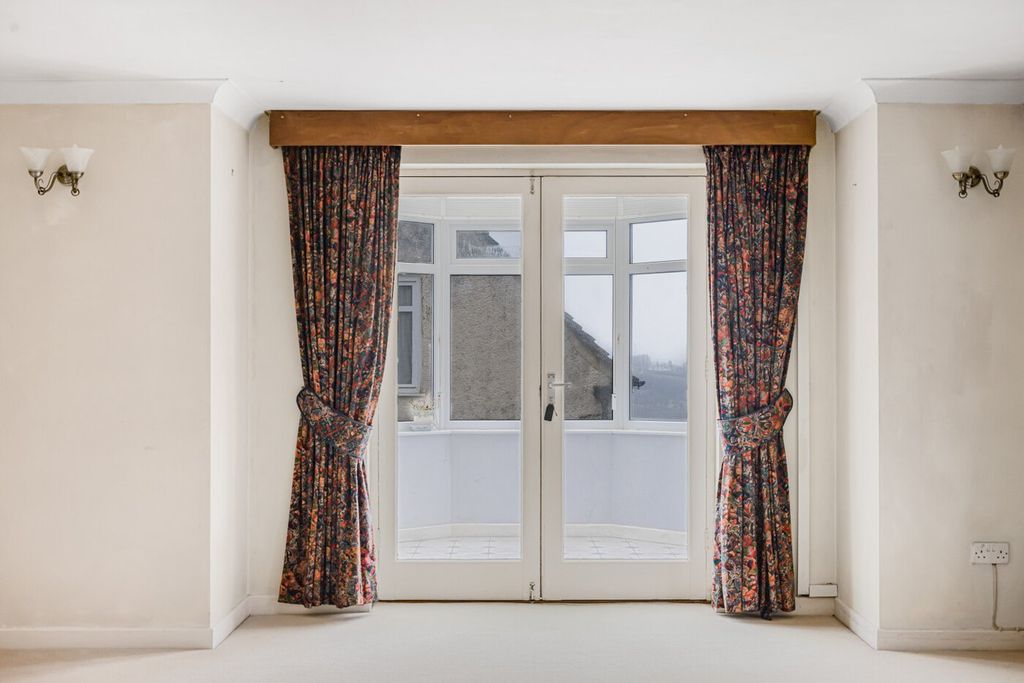 Property photo 3 of 27