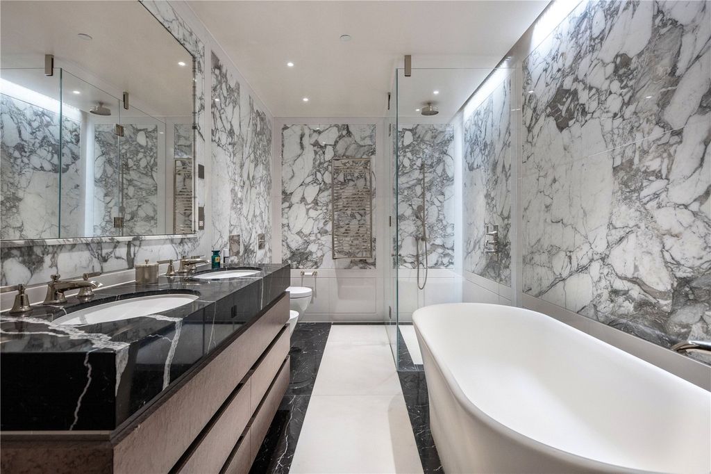 Property photo 3 of 10 Bathroom