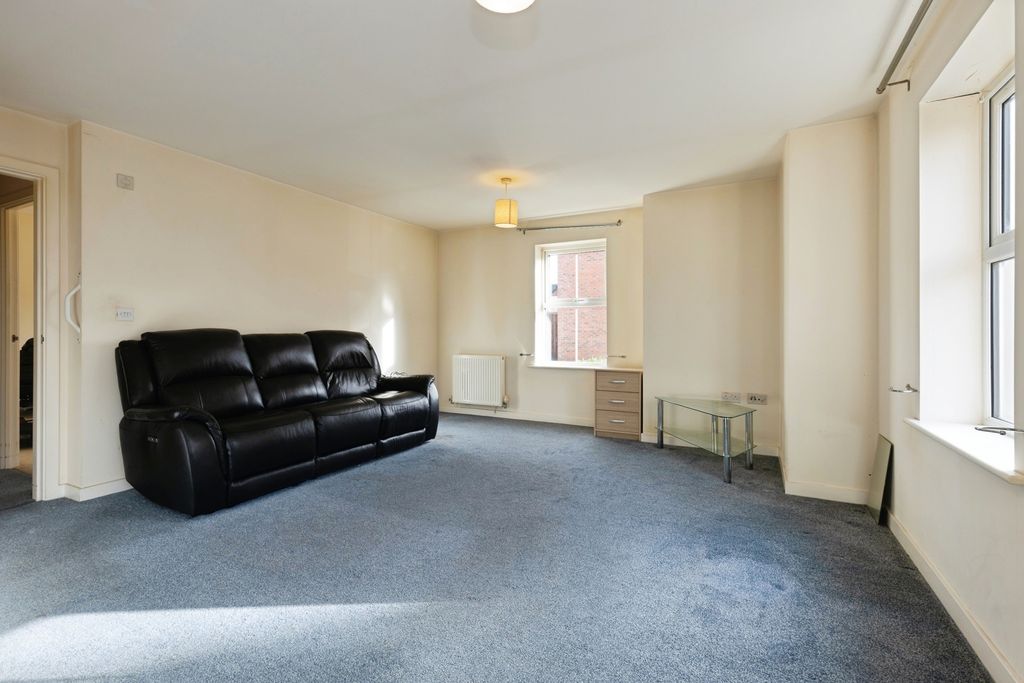 Property photo 3 of 13 Lounge