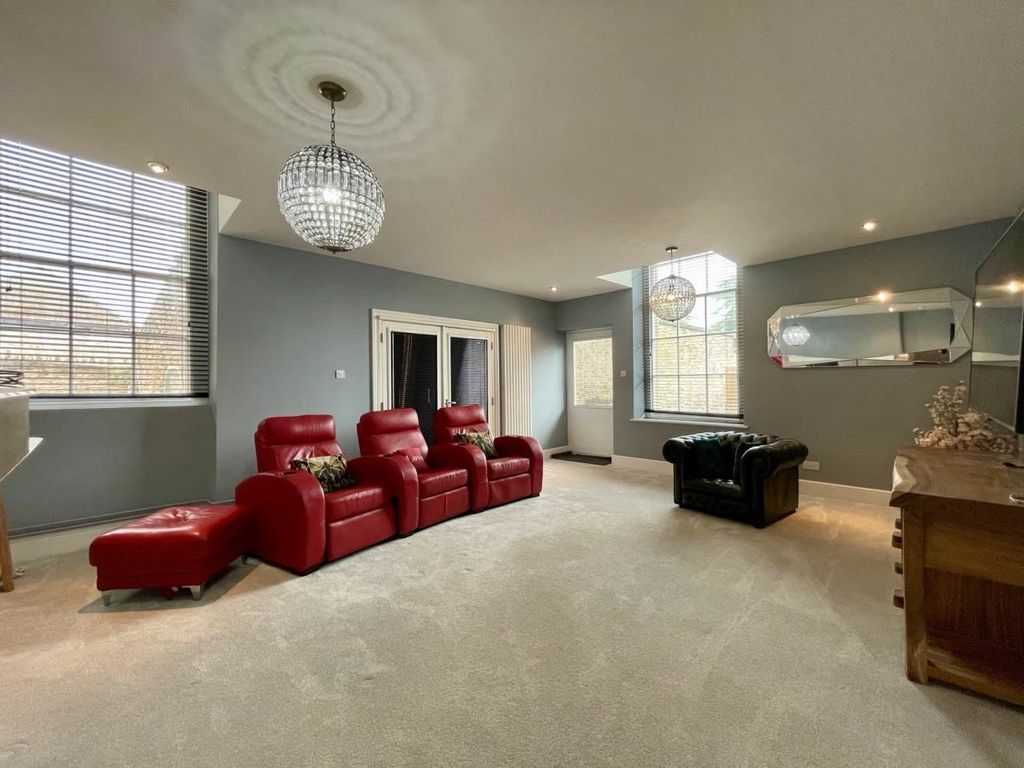 Property photo 2 of 19 Lounge 1