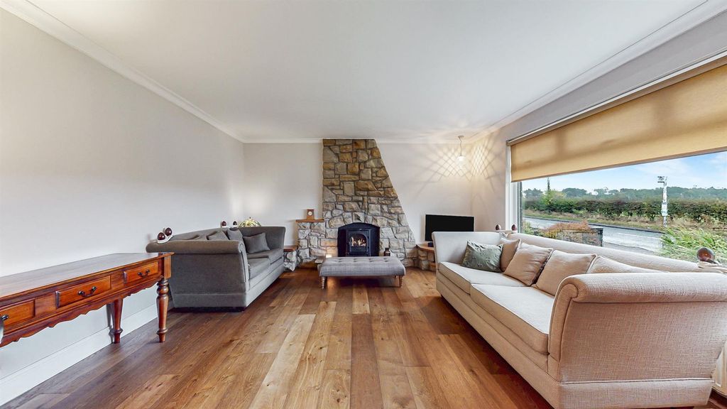 Property photo 3 of 74 Lounge