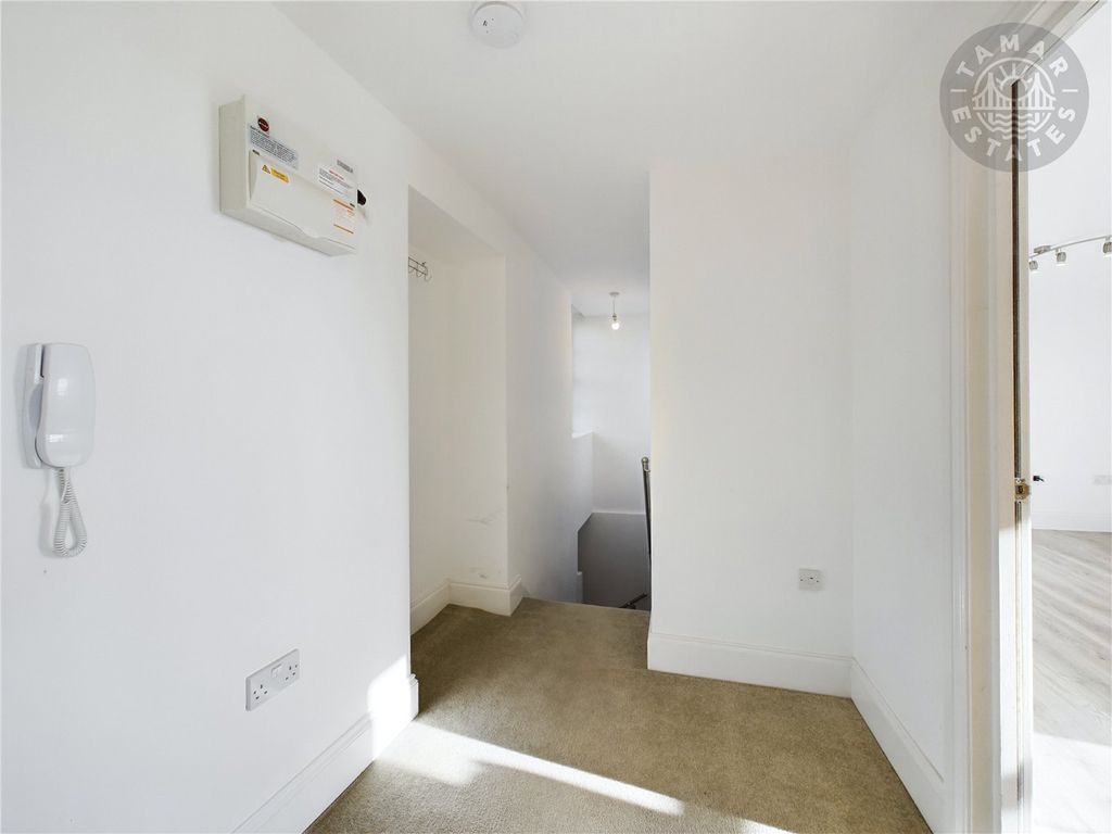 Property photo 3 of 6 Landing