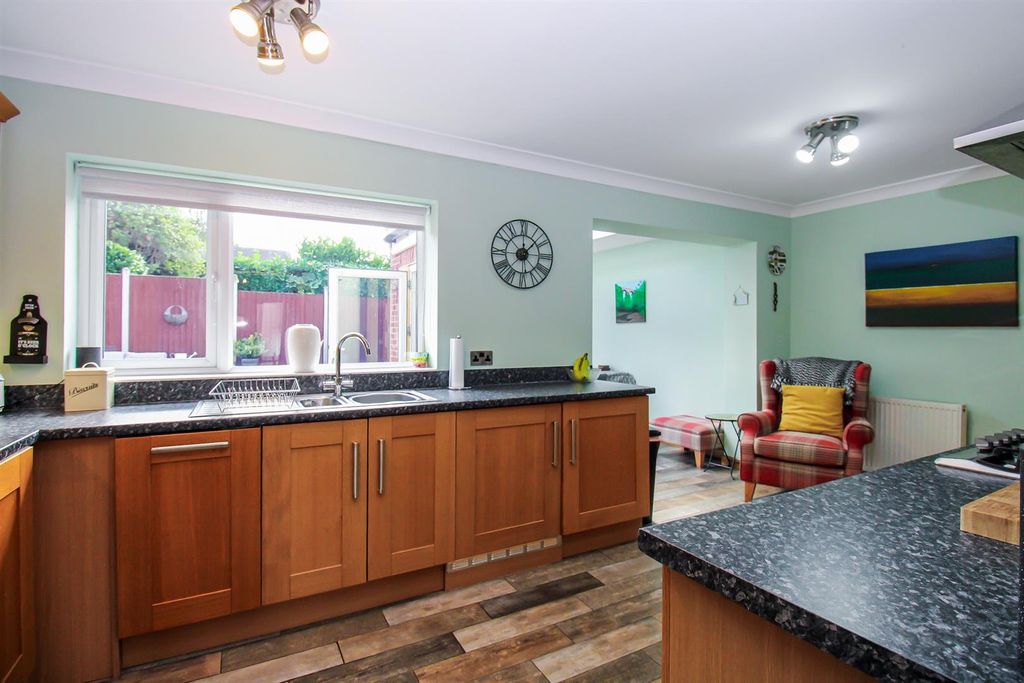 Property photo 3 of 10 Kitchen