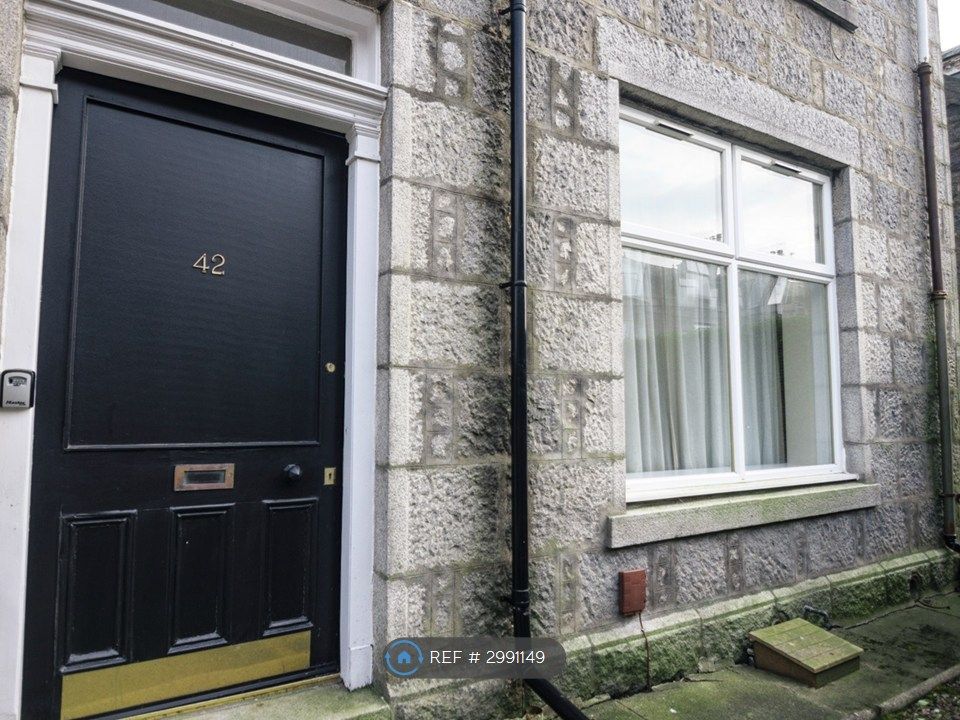 Property photo 1 of 20 Main Entrance - Newly Decorated Door