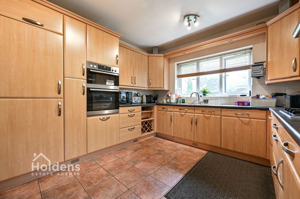 Property photo 2 of 27