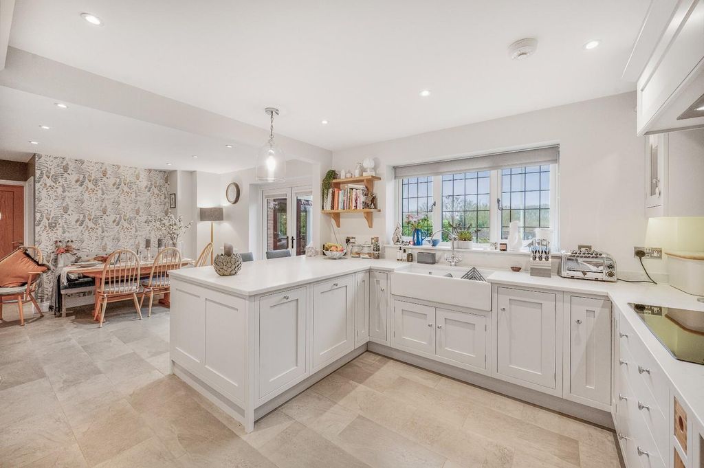 Property photo 2 of 25 Kitchen/Dining Room