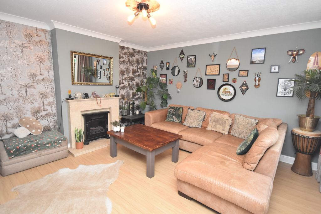 Property photo 3 of 13 Lounge