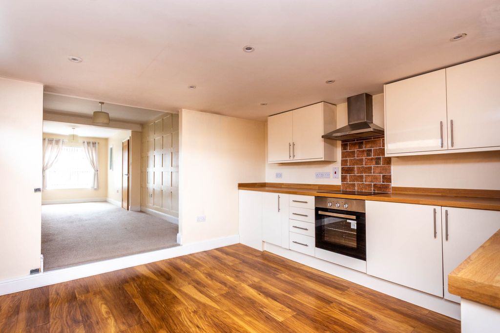 Property photo 3 of 10 Kitchen