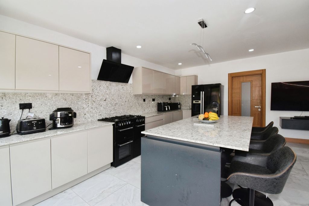 Property photo 3 of 22 Pbox-Img.Jpg