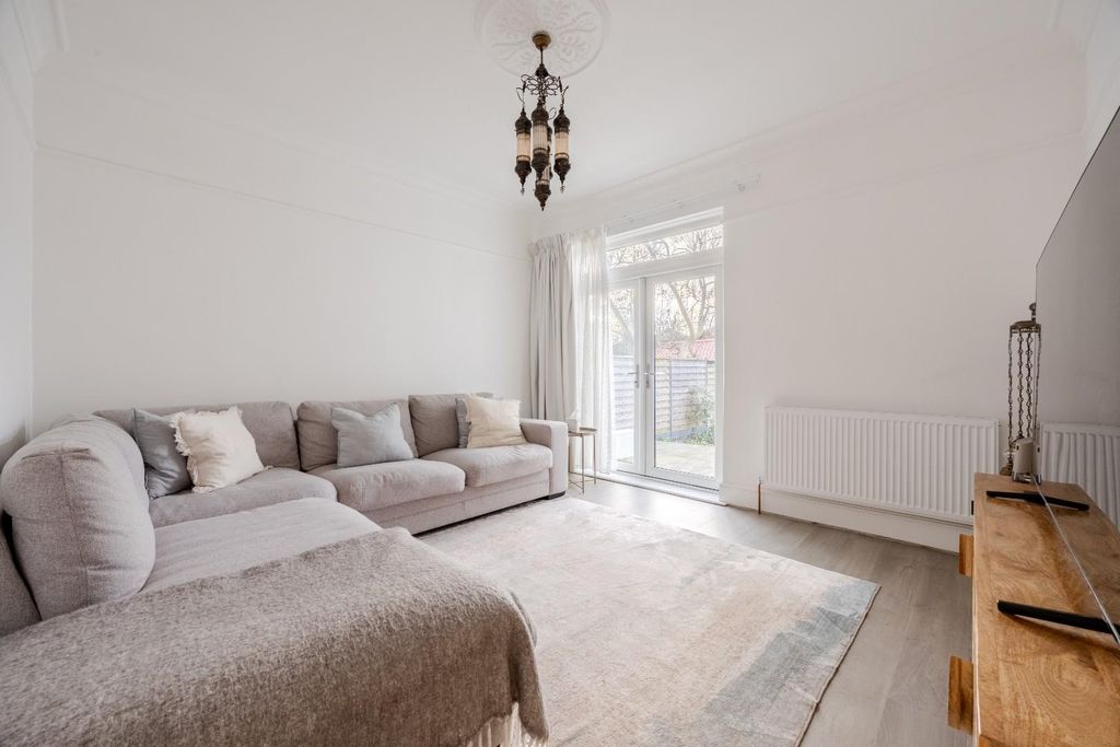 Property photo 2 of 17 Lounge