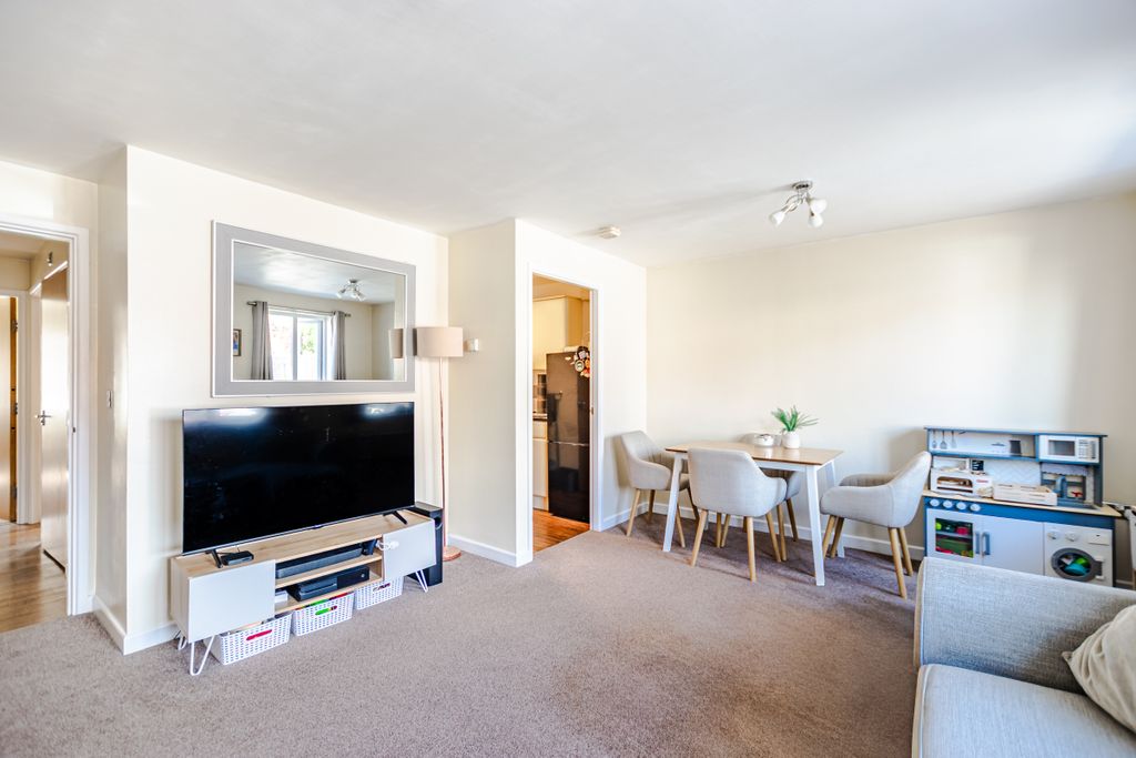Property photo 1 of 15 Lounge3