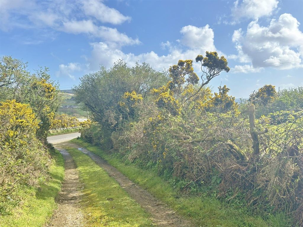 Property photo 3 of 27 Gorsehill Driveway
