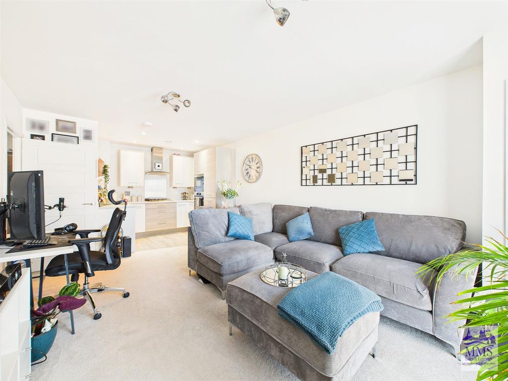 Property photo 3 of 11 Cam04098G0-Pr0123-Still010.Jpg