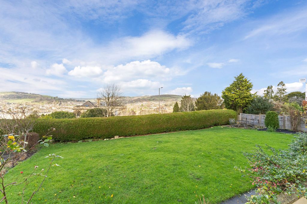 Property photo 3 of 13 Garden