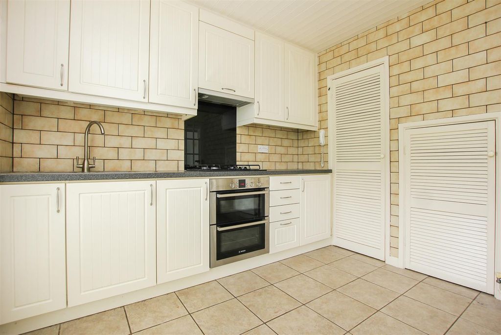 Property photo 3 of 26 Kitchen