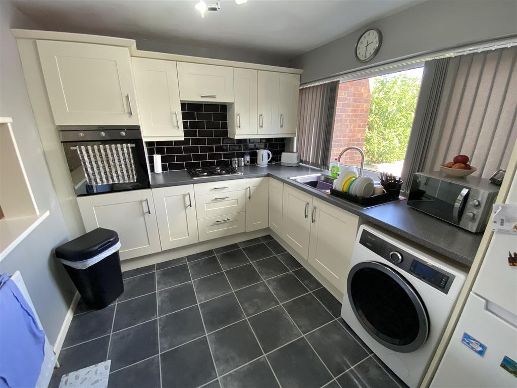 Property photo 3 of 9 Kitchen