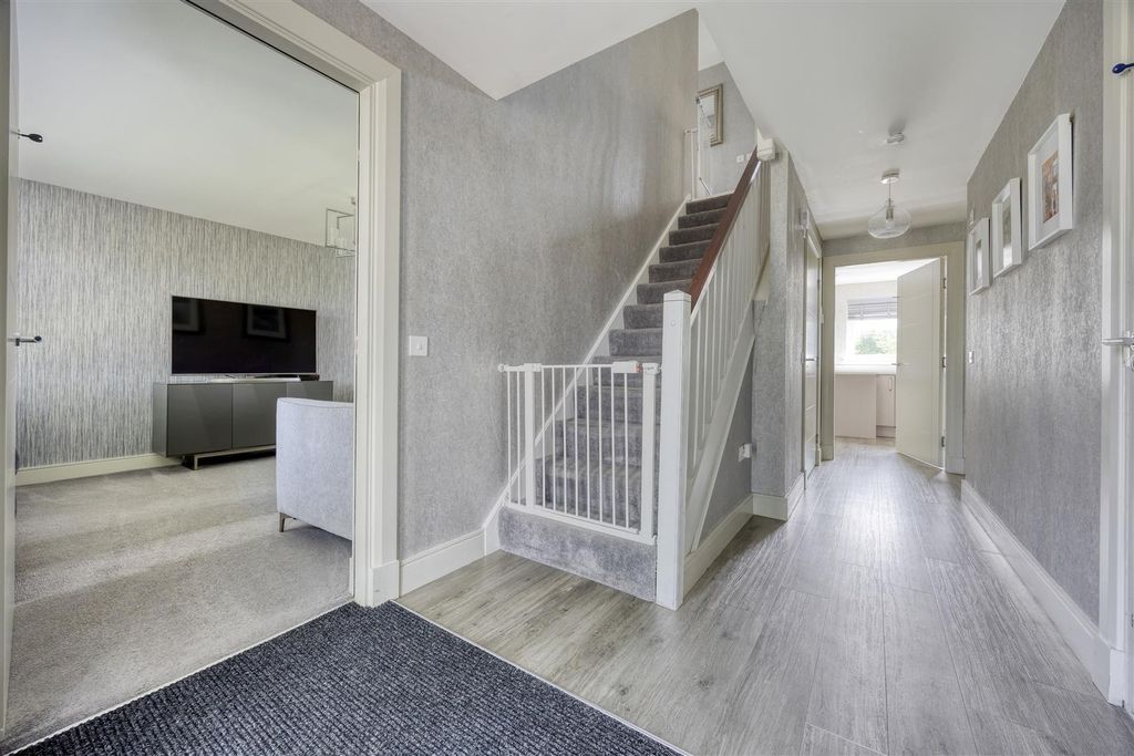 Property photo 2 of 46 4_Cyprian_Drive_Lenzie_008.Jpeg