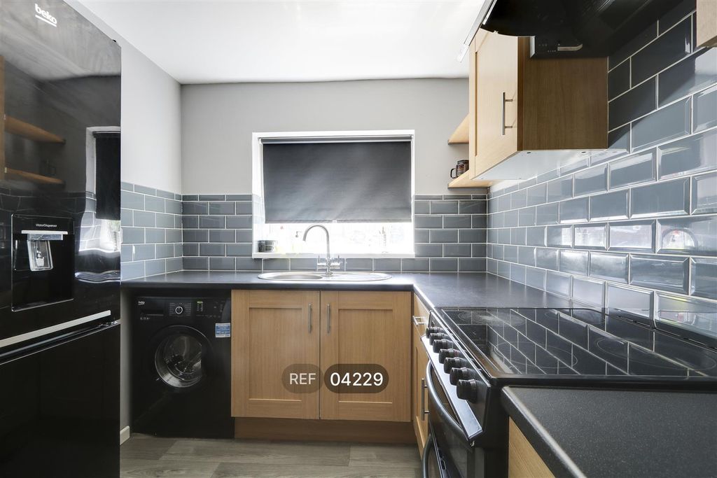 Property photo 2 of 10 Kitchen