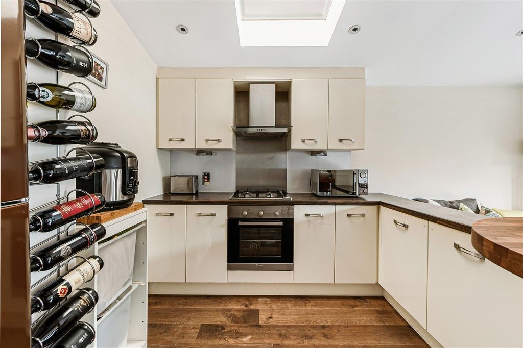 Property photo 3 of 12 19 Berrymead Gardens-6.Jpg