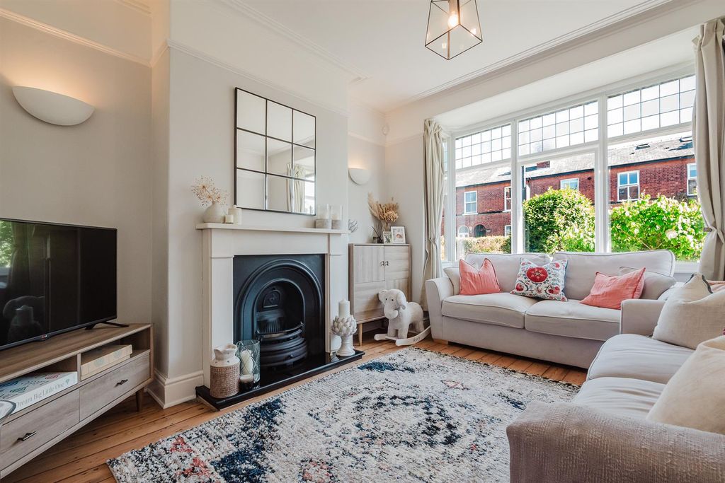 Property photo 2 of 33 Lounge