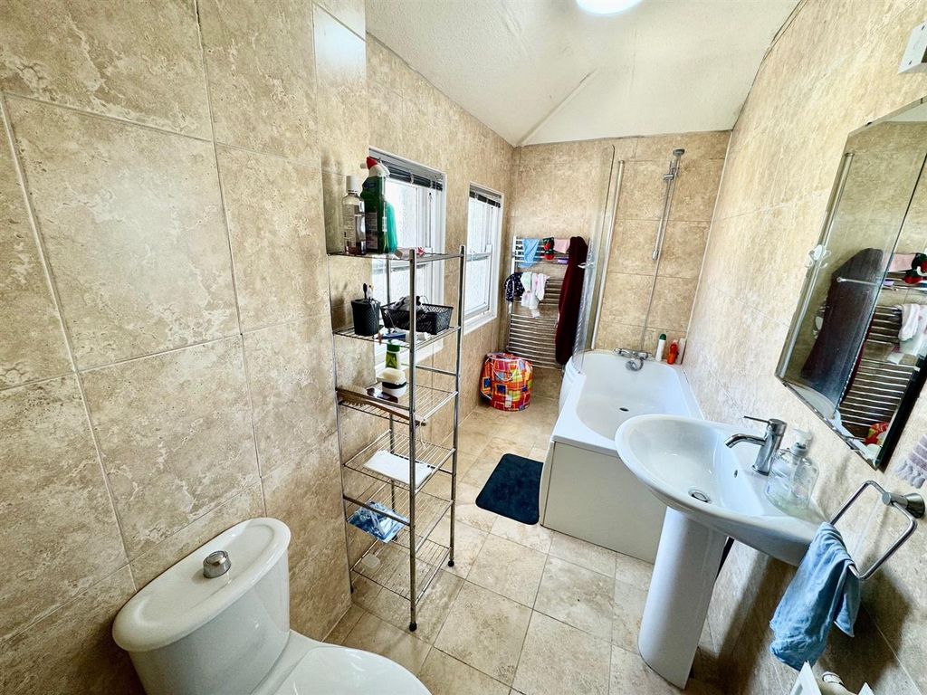 Property photo 3 of 14 Bathroom.Jpg