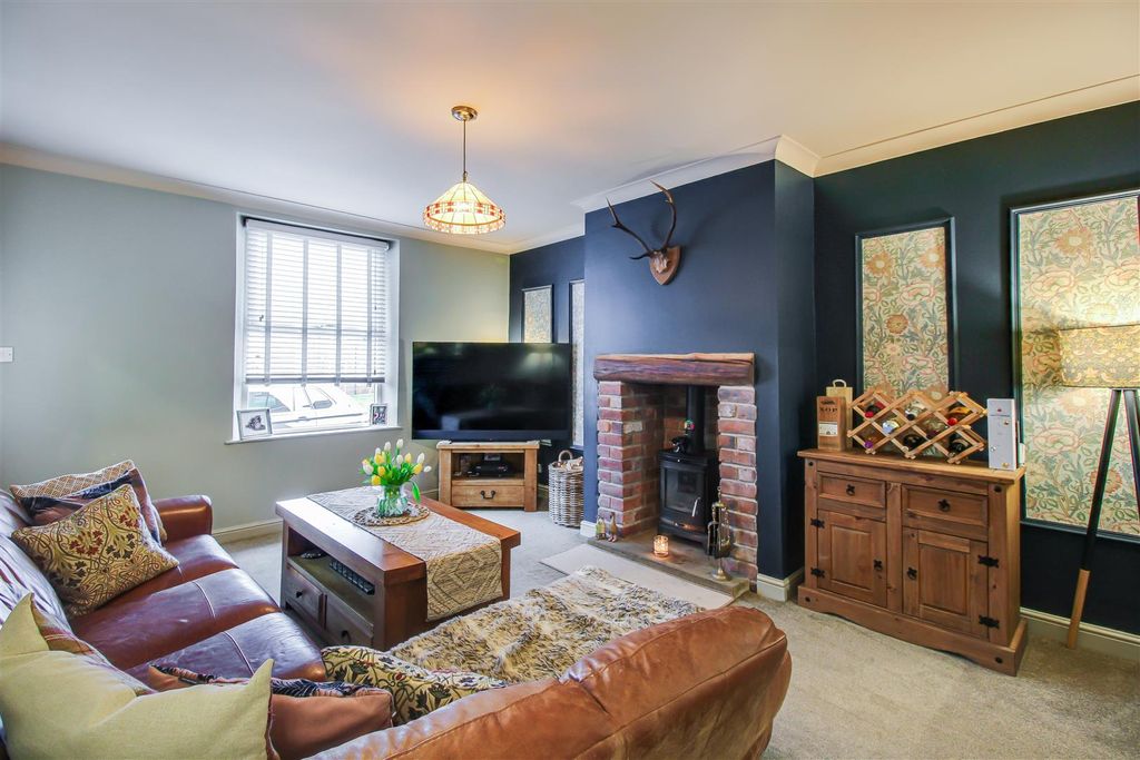 Property photo 3 of 11 Living Room