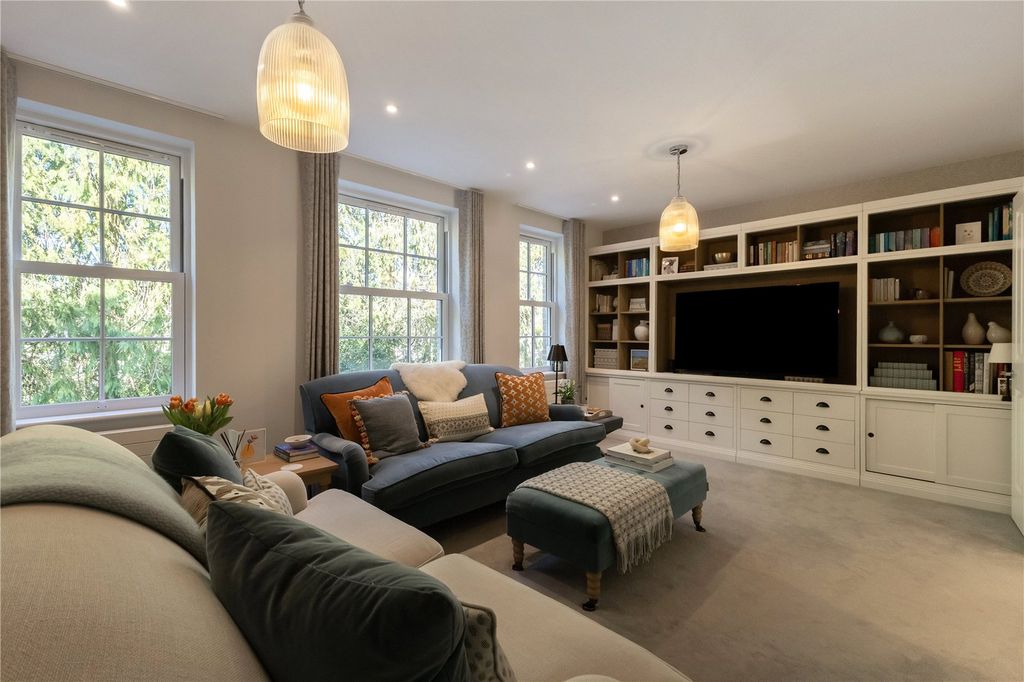 Property photo 2 of 12 Sitting Room