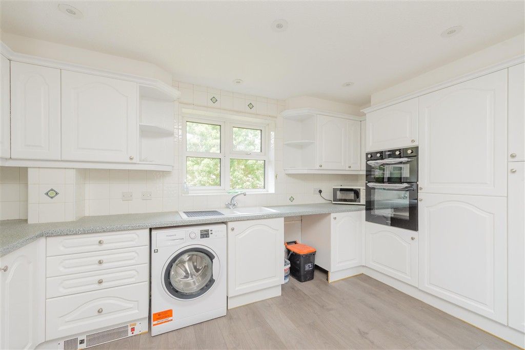 Property photo 3 of 7 Kitchen
