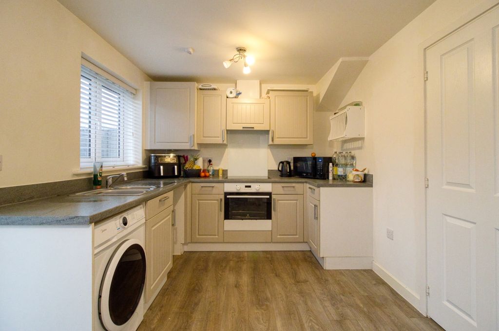 Property photo 2 of 6 Kitchen Diner - Ewemove Swindon South