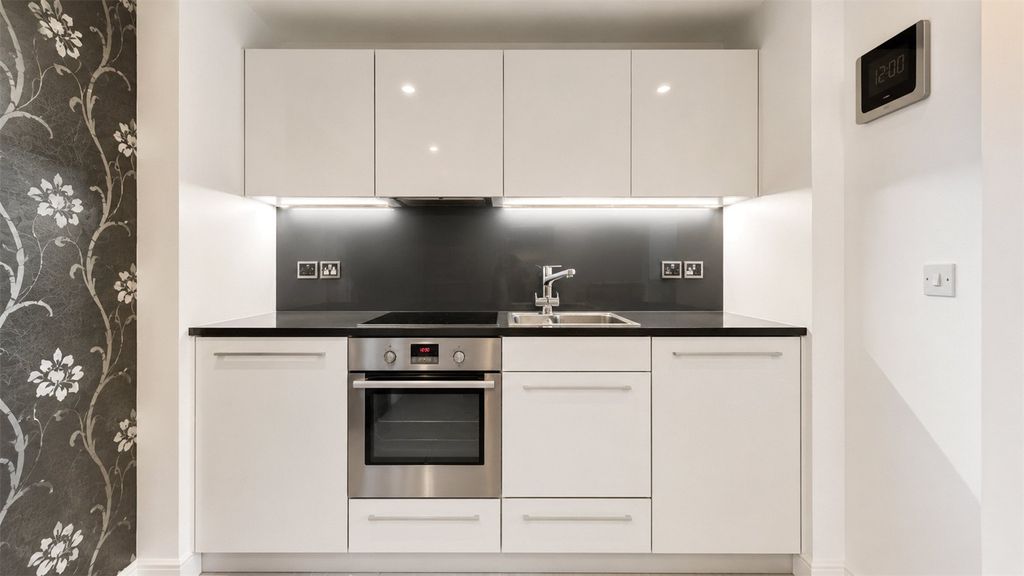 Property photo 3 of 6 Kitchen