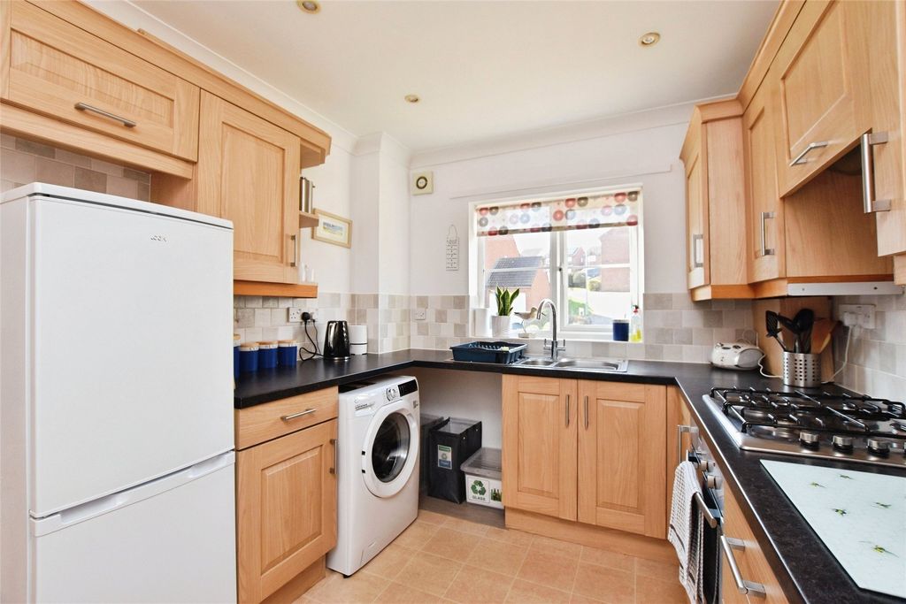 Property photo 3 of 18 Kitchen