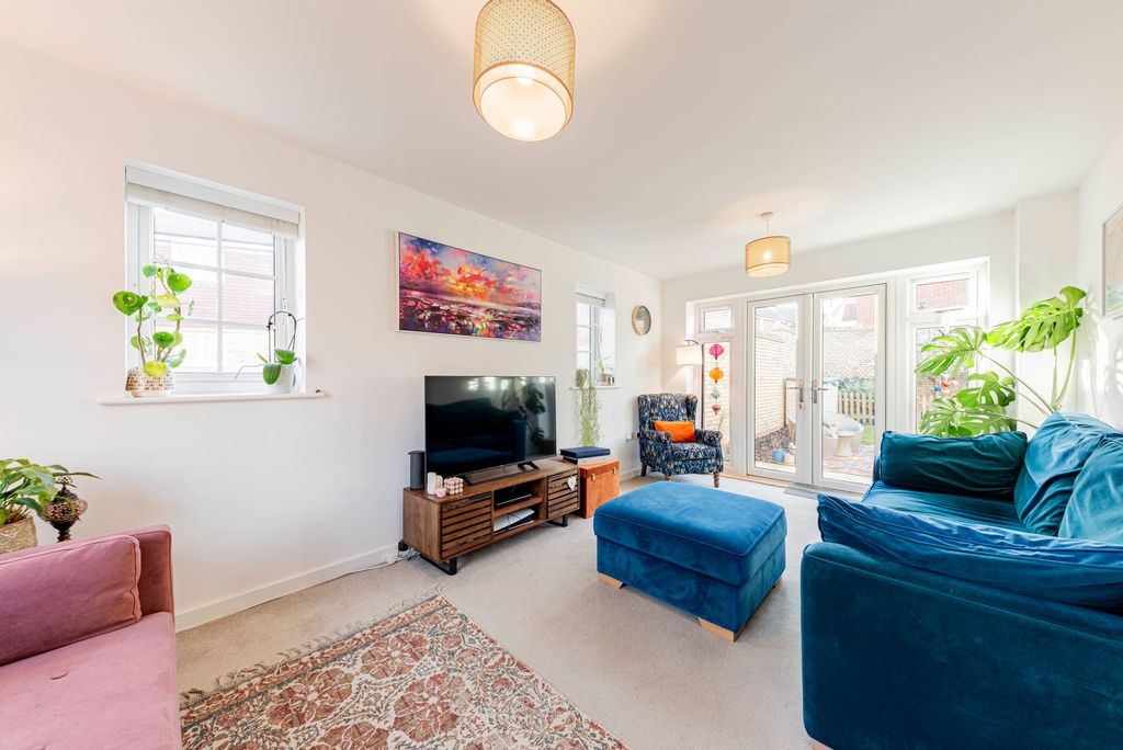 Property photo 3 of 22 Living Room (1)