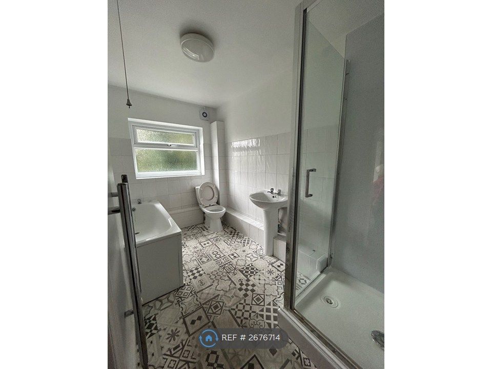 Property photo 3 of 6 Shared Bathroom