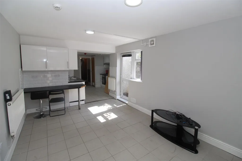 Apartment in Cardiff CF24, Cathays - View 3